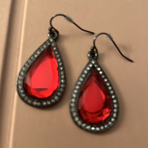 Beautiful German crystal earrings very comfortable pretty for any event - Picture 2 of 2